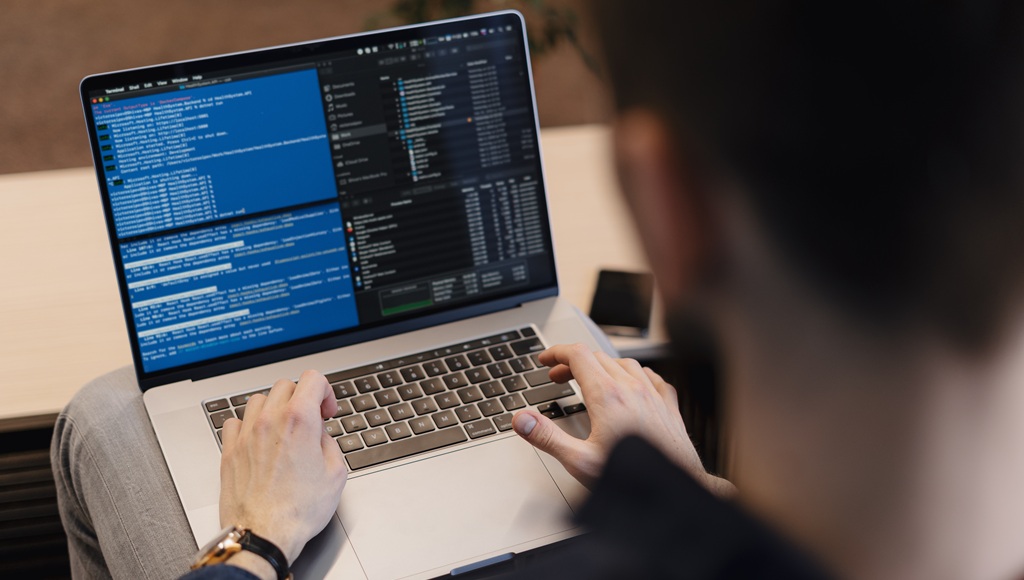 What does a cloud analyst do?