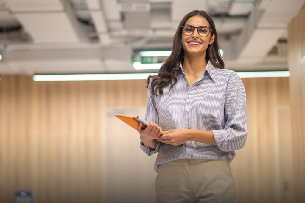 A Licenciatura em Geografia da ESEG tem conceito 4 no MEC, avaliação que atesta a qualidade do curso em termos de projeto pedagógico, corpo docente e infraestrutura. O conceito 4 está acima do mínimo exigido (3) e é reconhecido como indicativo de excelência pelo sistema de avaliação do Ministério da Educação. A escolha de uma licenciatura define não só a carreira, mas o tipo de impacto que você vai causar. Se a ideia de formar novas gerações com pensamento espacial, crítico e cidadão faz sentido para você, a Licenciatura em Geografia da ESEG é um caminho concreto para isso. Conheça os cursos de graduação da ESEG e dê o próximo passo.