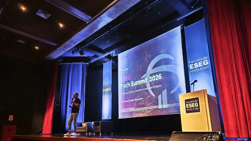 ESEG Tech Summit Devanyr Aquino aproxima alunos da estrutura de dados e das aplicações de IA do Bradesco