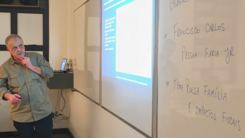 Debate sobre dados econômicos e impactos fiscais do programa Bolsa Família