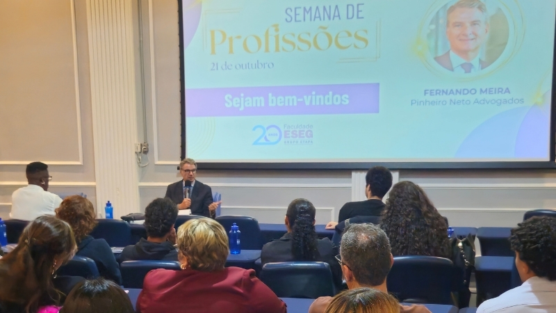 Advogado do Pinheiro Neto conversa com estudantes sobre a carreira jurídica em Semana de Profissões 2026