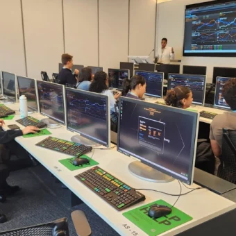 Alunos da ESEG usando o terminal Bloomberg