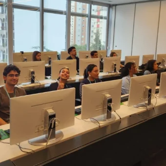 Alunos na visita da Bloomberg