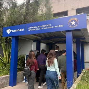 Receita federal recebe alunos da faculdade